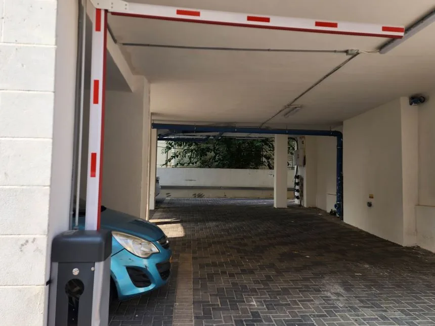 מחסום מפרק עם זרוע מתקפלת