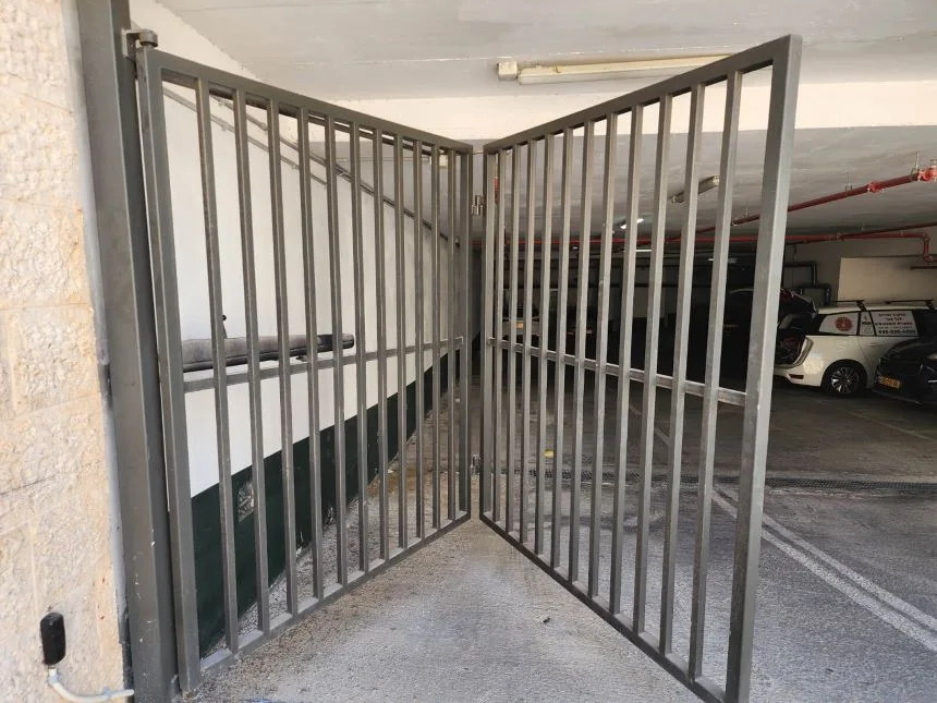 שער מתקפל מברזל