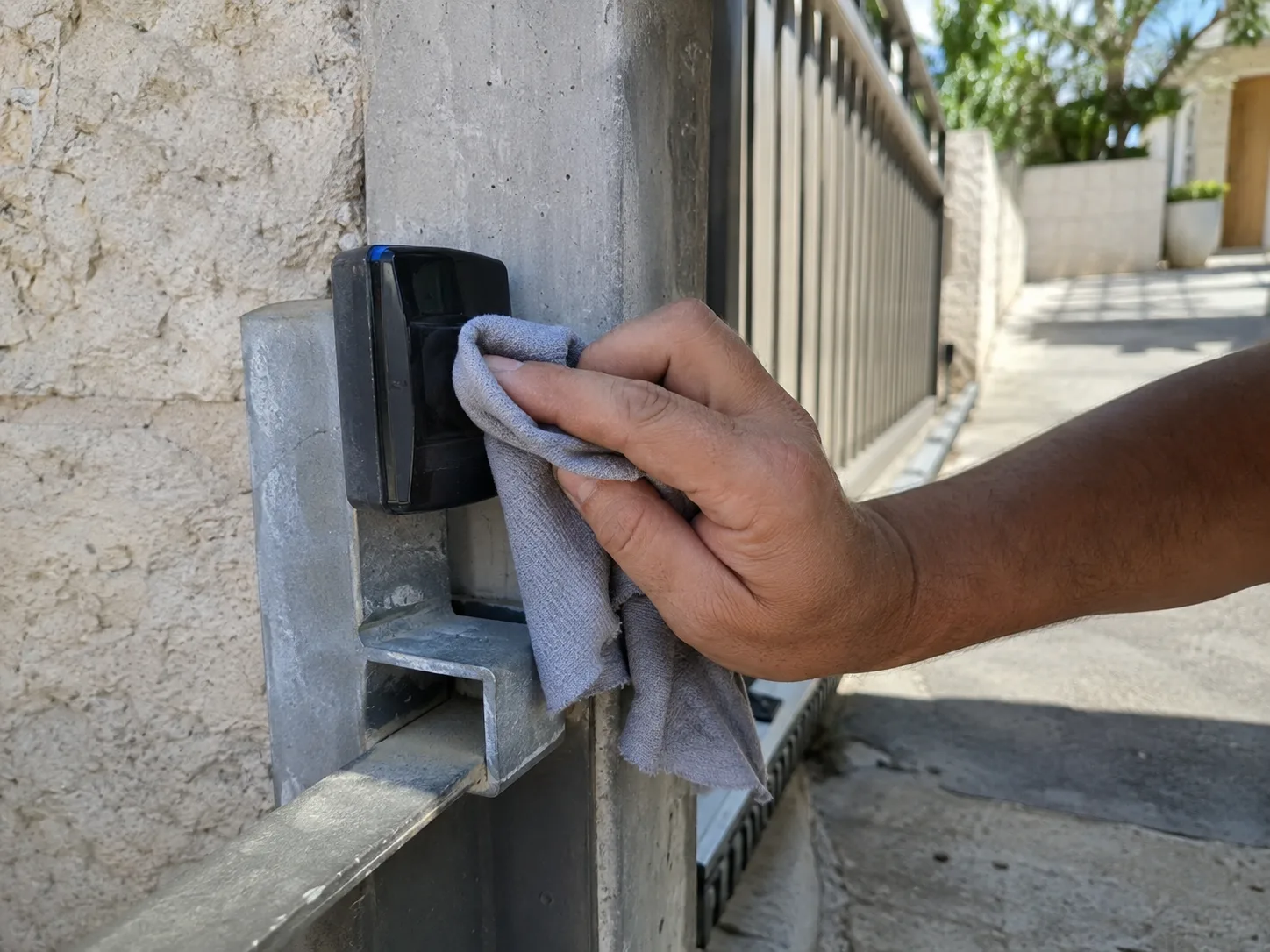 ניקוי עינית בטיחות של שער חשמלי בעזרת מטלית