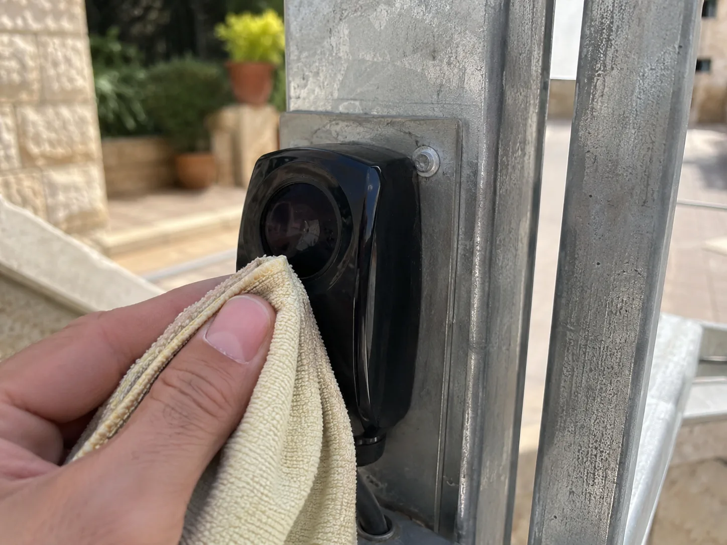 ניקוי עדשת עין אלקטרונית בעמוד שער חשמלי