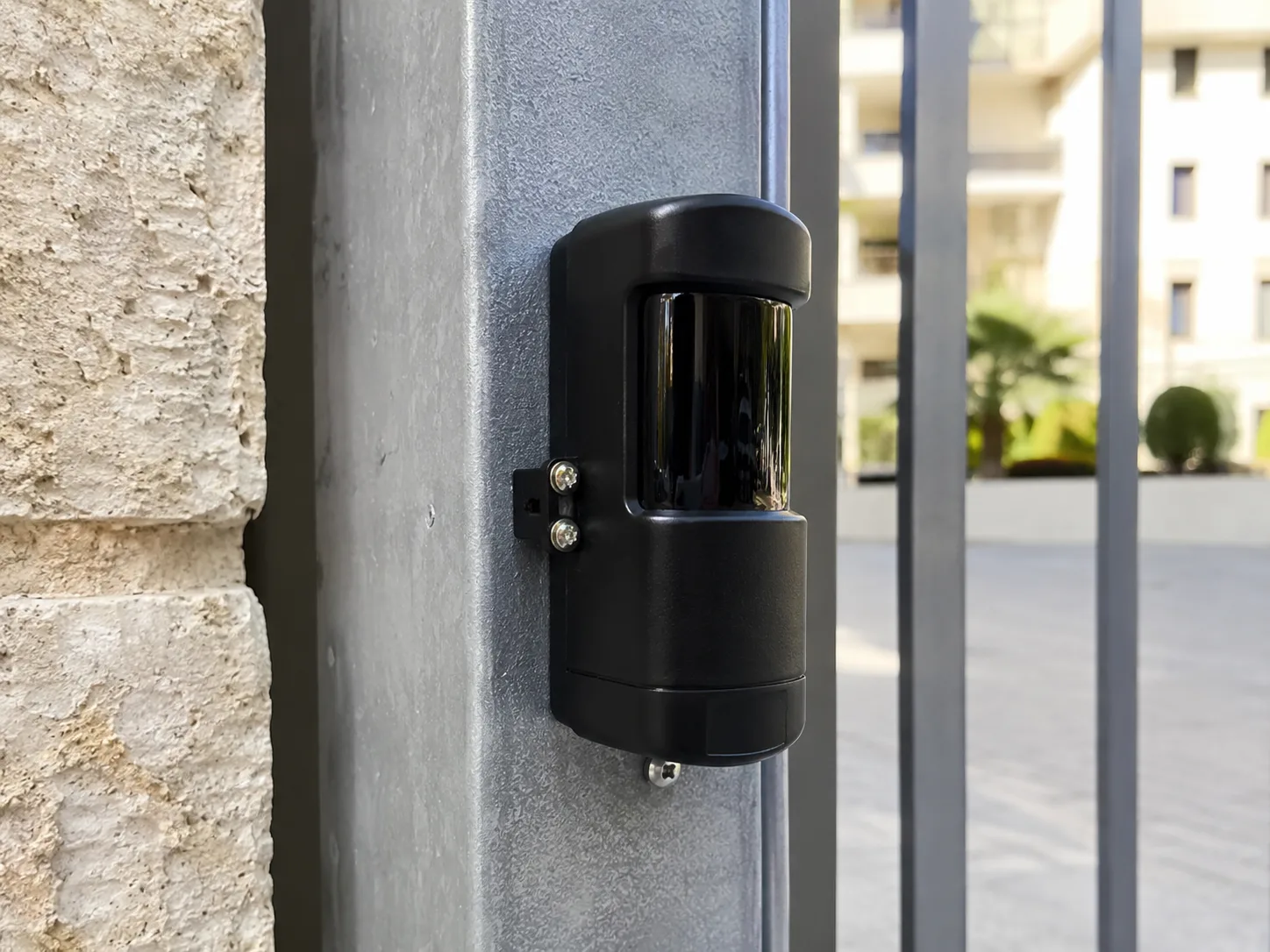 עין פוטו סל בטיחות על עמוד שער חשמלי בבניין