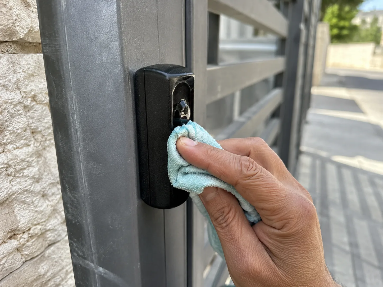 ניקוי עין אלקטרונית בעמוד שער חשמלי במטלית רכה